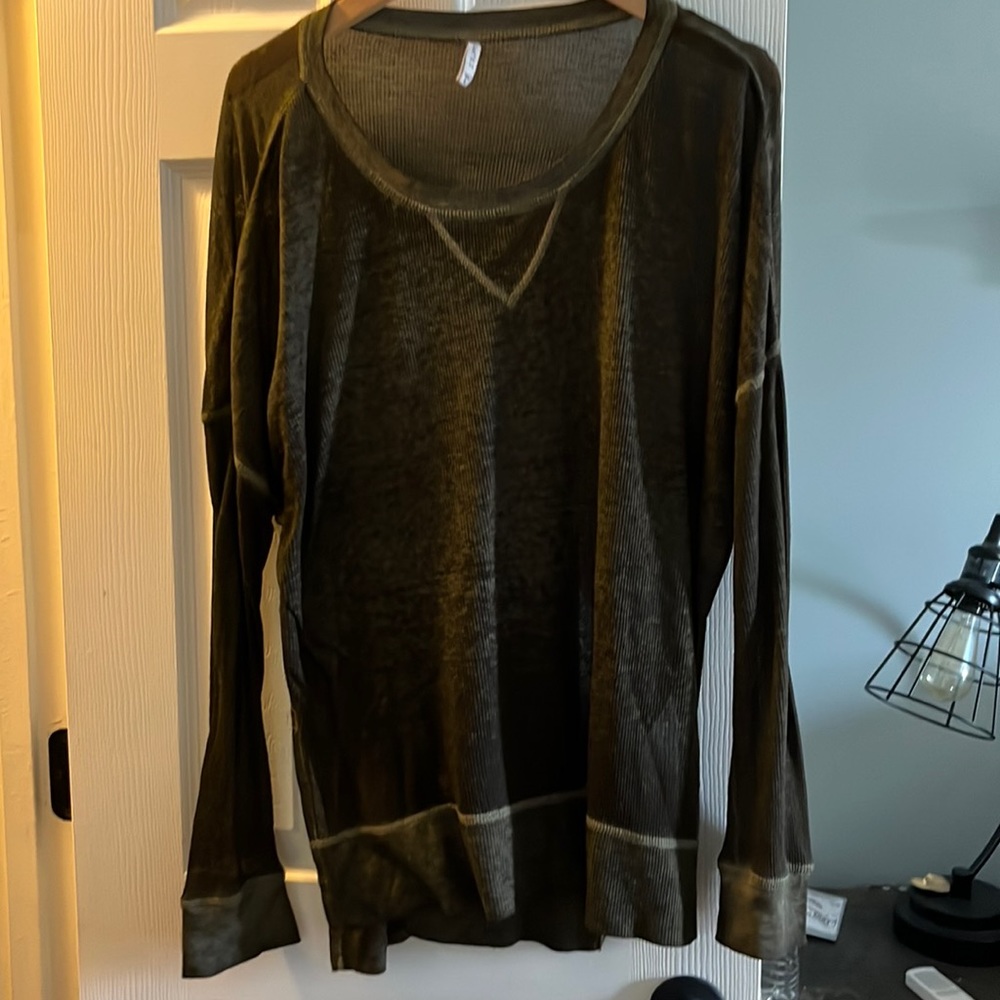 Hunter green Z supply, light weight long sleeve.